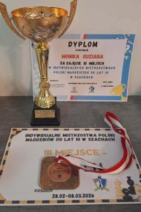Puchar i medal za III miejsce.jpg